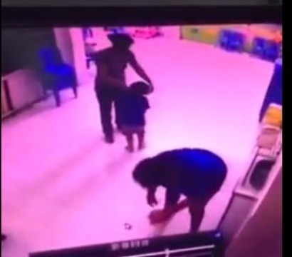 Một hành động bạo hành của cô giáo với cháu Phát được camera ghi lại (ảnh từ camera)