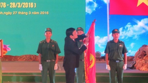 Chủ tịch nước Trương Tấn Sang gắn huân chương lên lá cờ truyền thống lực lượng thanh niên xung phong (ảnh: P.L)