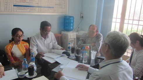 Buổi làm việc với ông Duy Phương (giữa) tại phòng giáo dục quận Bình Tân chiều 1/4 (ảnh: P.L)