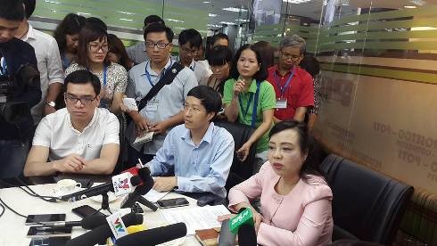 Bộ trưởng Nguyễn Thị Kim Tiến kiểm tra công tác phòng chống virus Zika tại tòa nhà Petro (ảnh: P.L)