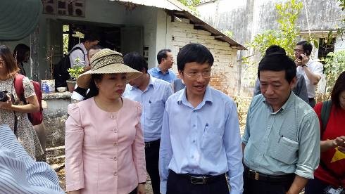 Bà Nguyễn Thị Kim Tiến kiểm tra công tác chống Zika ở nơi nữ bệnh nhân dương tính với virus này cư trú (ảnh: P.L).