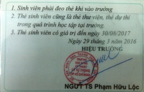 Thẻ sinh viên ông Phạm Hữu Lộc ký có ghi rõ là NGUT - TS (Nhà giáo ưu tú - Tiến sĩ).