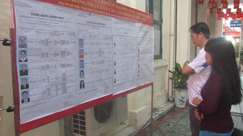 Các cử tri xem lại tiểu sử các ứng cử viên trước khi thực hiện việc bỏ phiếu (Ảnh: P.L)