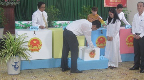 Nhân viên phục vụ điểm bầu cử niêm phong thùng phiếu (Ảnh: P.L)