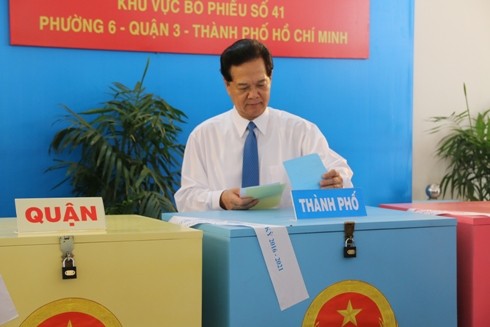 Nguyên Thủ tướng Nguyễn Tấn Dũng tham gia bỏ phiếu ở TP.HCM từ rất sớm (ảnh: P.L)
