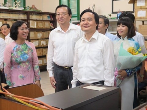 Bộ trưởng Phùng Xuân Nhạ (thứ 3, trái qua) thăm và làm việc với trường Lê Qúy Đôn (ảnh: PLO)