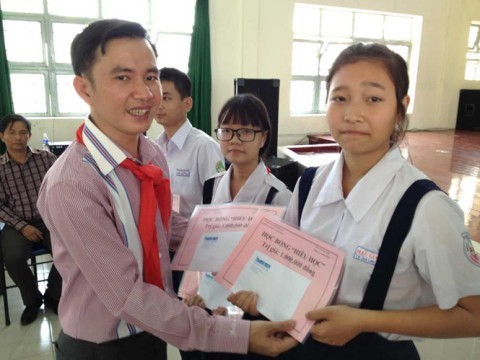 Trưởng phòng Giáo dục quận 11 Đặng Đức Hoàng trong một lần trao học bổng cho học sinh (ảnh minh họa từ Thanh Niên)