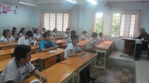 Học sinh chuẩn bị làm bài thi tuyển sinh lớp 10 tại hội đồng thi Hà Huy Tập - quận Bình Thạnh (ảnh: P.L)