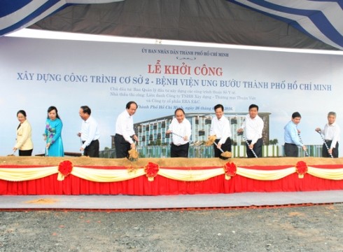 Lãnh đạo Chính phủ, Bộ Y tế, TP.Hồ Chí Minh tại lễ khởi công cơ sở 2 - bệnh viện Ung Bướu (ảnh: SGGP)