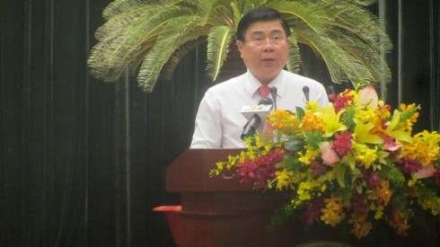 Chủ tịch UBND TP.Hồ Chí Minh Nguyễn Thành Phong đọc tờ trình giới thiệu 5 Phó Chủ tịch (ảnh: P.L)