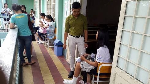 Sinh viên Hoàng Khâm thăm hỏi, động viên thí sinh Thúy Vy trước khi giờ làm bài thi Vật lý bắt đầu (Ảnh: P.L)