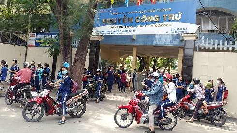 Cảnh học sinh ra về vào trưa ngày 5/7 ở cổng trường Nguyễn Công Trứ, quận Gò Vấp (ảnh: P.L)