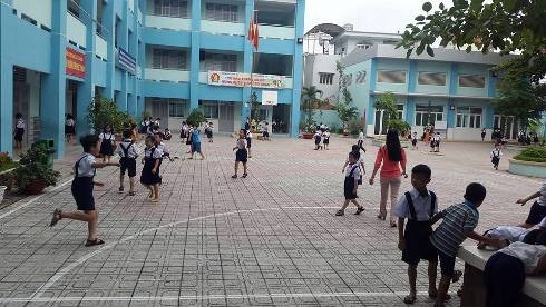 Học sinh Trường tiểu học Lê Văn Thọ trong giờ ra chơi sáng ngày 6/7 (ảnh: P.L)