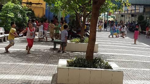 Học sinh Trường tiểu học Phú Lâm trong giờ ra chơi sáng ngày 28/7 (ảnh: P.L)
