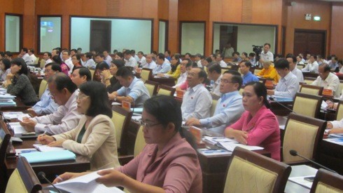 Các đại biểu HĐND TP.HCM tham dự kỳ họp lần thứ 2 - khóa IX lắng nghe phần chất vấn (ảnh: T.Q)