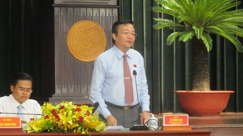 Giám đốc Sở Giáo dục và Đào tạo TP.Hồ Chí Minh - ông Lê Hồng Sơn trả lời chất vấn về dạy thêm, học thêm (Ảnh: P.L)