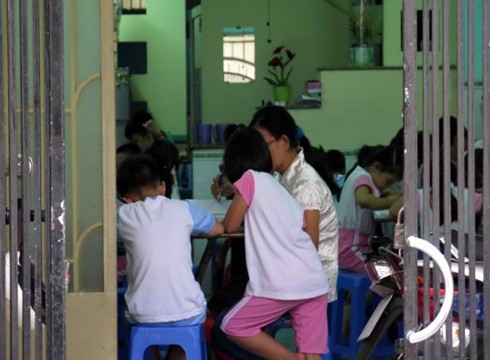 Một lớp dạy thêm tại nhà của giáo viên ở TP.Hồ Chí Minh (ảnh minh họa: Tuổi Trẻ)