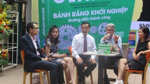 GS.Tom Kosnik, ông Nguyễn Văn Phước từ First News (đeo cà vạt) giao lưu với các bạn trẻ (ảnh: P.L)