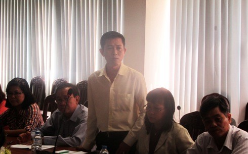 Thầy Nguyễn Văn Lợi nói việc giáo viên bị cấm dạy thêm trong xúc động và rớt nước mắt (ảnh: P.L)