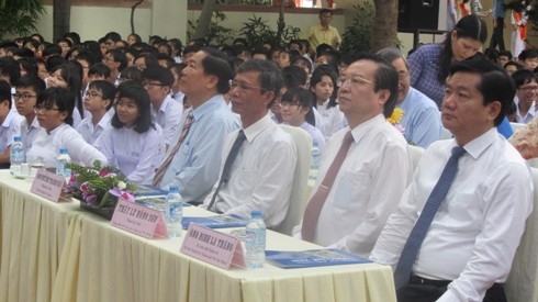 Bí thư Đinh La Thăng và lãnh đạo Sở Giáo dục , Đào tạo thành phố tới dự lễ khai giảng (ảnh: P.L)