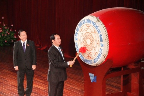Chủ tịch nước Trần Đại Quang đánh trống khai khóa 2016 ở ĐHQG TP.HCM (ảnh: ĐHQG TP.HCM)