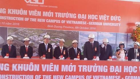 Các vị lãnh đạo, đại biểu tham dự nhấn nút khởi công công trình xây dưng mới khuôn viên trường (ảnh: P.L)