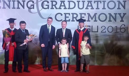 Lãnh đạo Trường Đại học Việt Đức trao bằng tốt nghiệp cho các tân cử nhân của trường (ảnh: P.L)