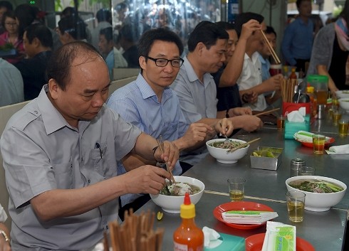 Thủ tướng Nguyễn Xuân Phúc và đoàn công tác dùng điểm tâm là món phở ở quán bình dân (Ảnh: VGP)
