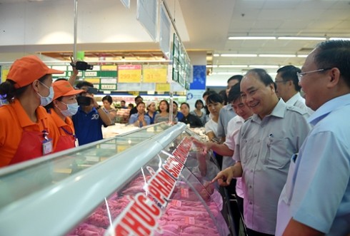 Thủ tướng Nguyễn Xuân Phúc trò chuyện với nhân viên siêu thị Coopmart Lý Thường Kiệt (ảnh: VGP)