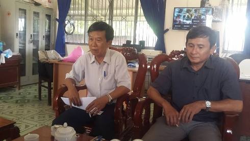 Ông Hồ Văn Sơn (trái) và thầy Nguyễn Công Linh tại buổi làm việc với phóng viên sáng 17/10 (ảnh: P.L)