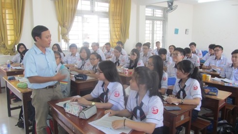 Thầy Lê Công Ký trong một lần đứng lớp giảng dạy ở Trường chuyên Gia Định, quận Bình Thạnh (ảnh: P.L)