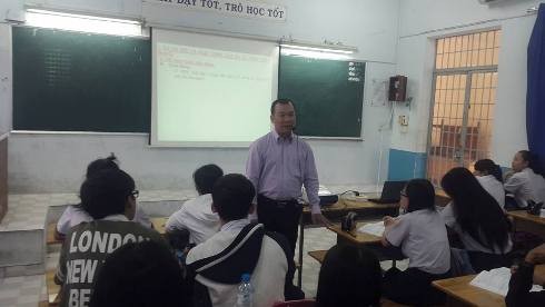 Thầy Nguyễn Hữu Đạt trong giờ lên lớp môn Sử ở Trường Võ Thị Sáu (ảnh: P.L)