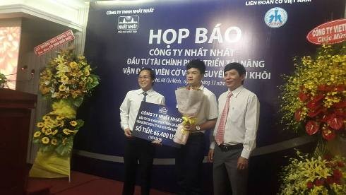 Kỳ thủ trẻ Nguyễn Anh Khôi nhận số tiền tài trợ từ nhà đầu tư chiều 3/11 (ảnh: P.L)