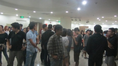 Hàng chục sinh viên Hoa Sen đã có mặt sẵn ở lầu 9 để chờ đoàn lên làm việc (ảnh: P.L)