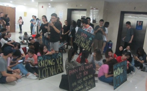 Hàng chục sinh viên Hoa Sen đã tụ tập, đưa ra bảng với biểu ngữ ngay ở sảnh, trước cửa phòng họp (ảnh: P.L)