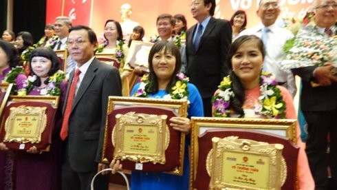 Cô Thúy (phải) trong lần vinh dự nhận giải thưởng Võ Trường Toản tại TP.HCM (Ảnh: Báo Tuổi Trẻ)