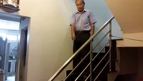 Cử tri Nguyễn Xuân Minh và ngôi nhà được bán, nhưng cầu thang lại không bán cho dân (ảnh: P.L)