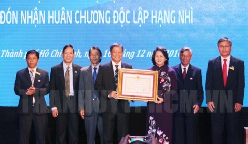 Phó Chủ tịch nước Đặng Thị Ngọc Thịnh trao tặng Huân chương Độc lập hạng nhì cho trường (ảnh: hcmcpv)