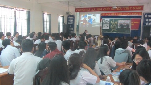 Học sinh khối 11 Trường Võ Thị Sáu chăm chú lắng nghe tác phẩm mà bạn bè mình thuyết trình (ảnh: P.L)