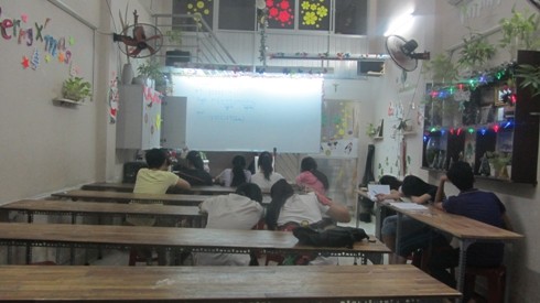 Lớp dạy thêm Toán ở nhà của thầy V. mà phóng viên chụp tối ngày 3/1 (ảnh: P.L)