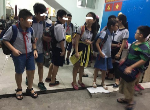 Học sinh đi học thêm còn mặc nguyên bộ đồng phục ở trường tiểu học, cặp nặng trĩu (ảnh: P.L)