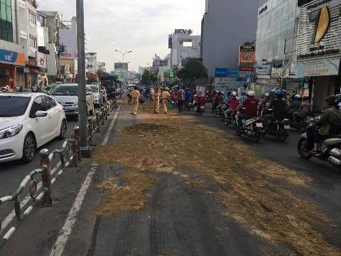 Vết dầu nhớt rơi ra, khiến CSGT Tân Sơn Nhất phải dùng cát lấp lên tránh nguy hiểm cho người dân đi đường.