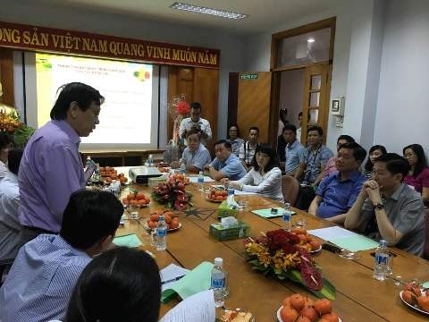 Bí thư Thành ủy TP.Hồ Chí Minh Đinh La Thăng và đoàn công tác làm việc với lãnh đạo chợ (ảnh: P.L)