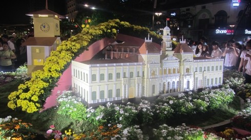 Mô hình trụ sở UBND TP.Hồ Chí Minh được trưng bày ở đường hoa Nguyễn Huệ (ảnh: P.L)