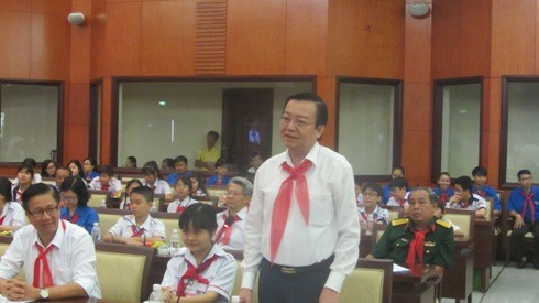 Giám đốc Sở Giáo dục và Đào tạo TP.HCM Lê Hồng Sơn trả lời ý kiến các em thiếu nhi (ảnh: P.L)
