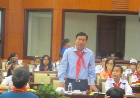 Bí thư Thành ủy TP.HCM Đinh La Thăng trong lần gặp gỡ học sinh thành phố đầu năm mới (Ảnh: P.L)