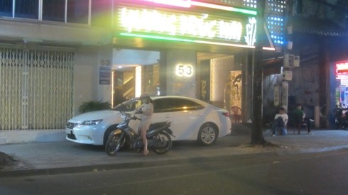 Một trường hợp đậu xe ô tô trên vỉa hè, trước nhà hàng trên đường Trần Quang Khải (ảnh: P.L)