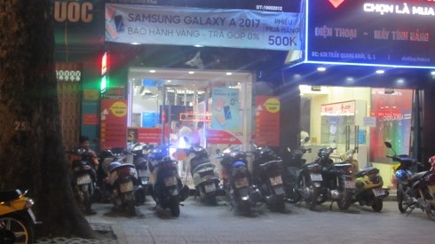 Hàng loạt xe máy dựng trên vỉa hè, trước một cửa hàng điện thoại ở đường Trần Quang Khải (ảnh: P.L)