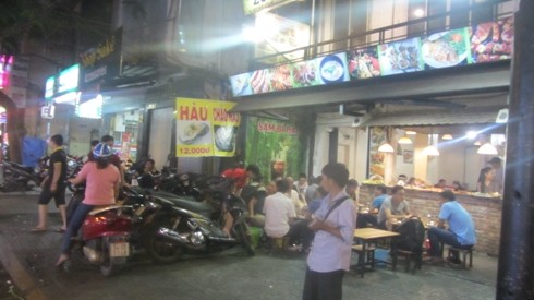Một quán ăn trên đường Nguyễn Hữu Cầu chiếm dụng vỉa hè để kinh doanh, để xe (ảnh: P.L)