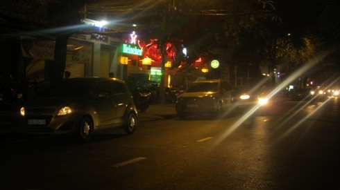 Hàng loạt ô tô đậu dưới lòng đường, trước 1 nhà hàng trên đường Nguyễn Văn Thủ (ảnh: P.L)